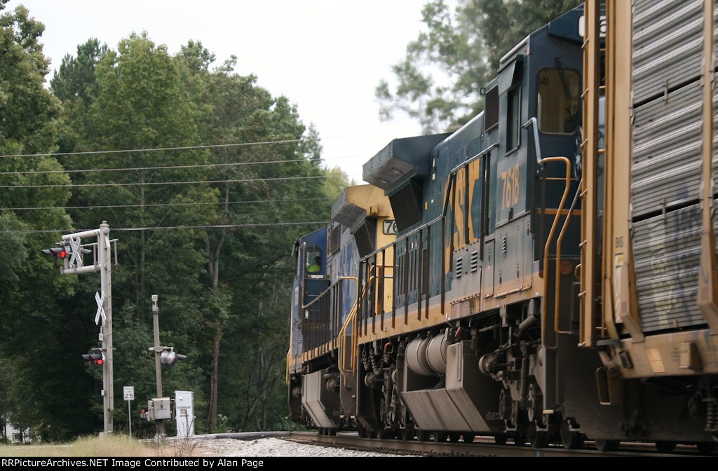 CSX 7670 and 7618 approach Flat Shoals Road